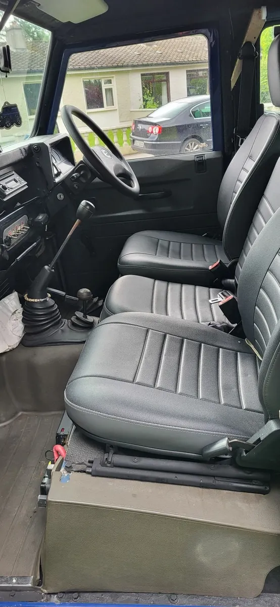 Land rover defender 110 vintage - Image 3
