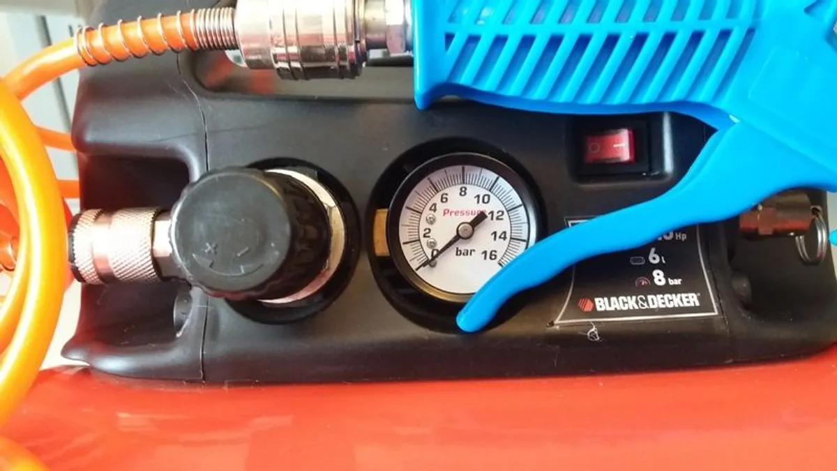 Mini oilless  compressor Black& Decker 6L, 8 Bar - Image 2