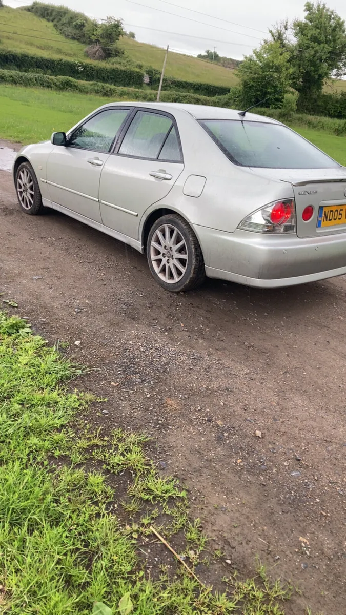 Lexus IS 200 - Image 2