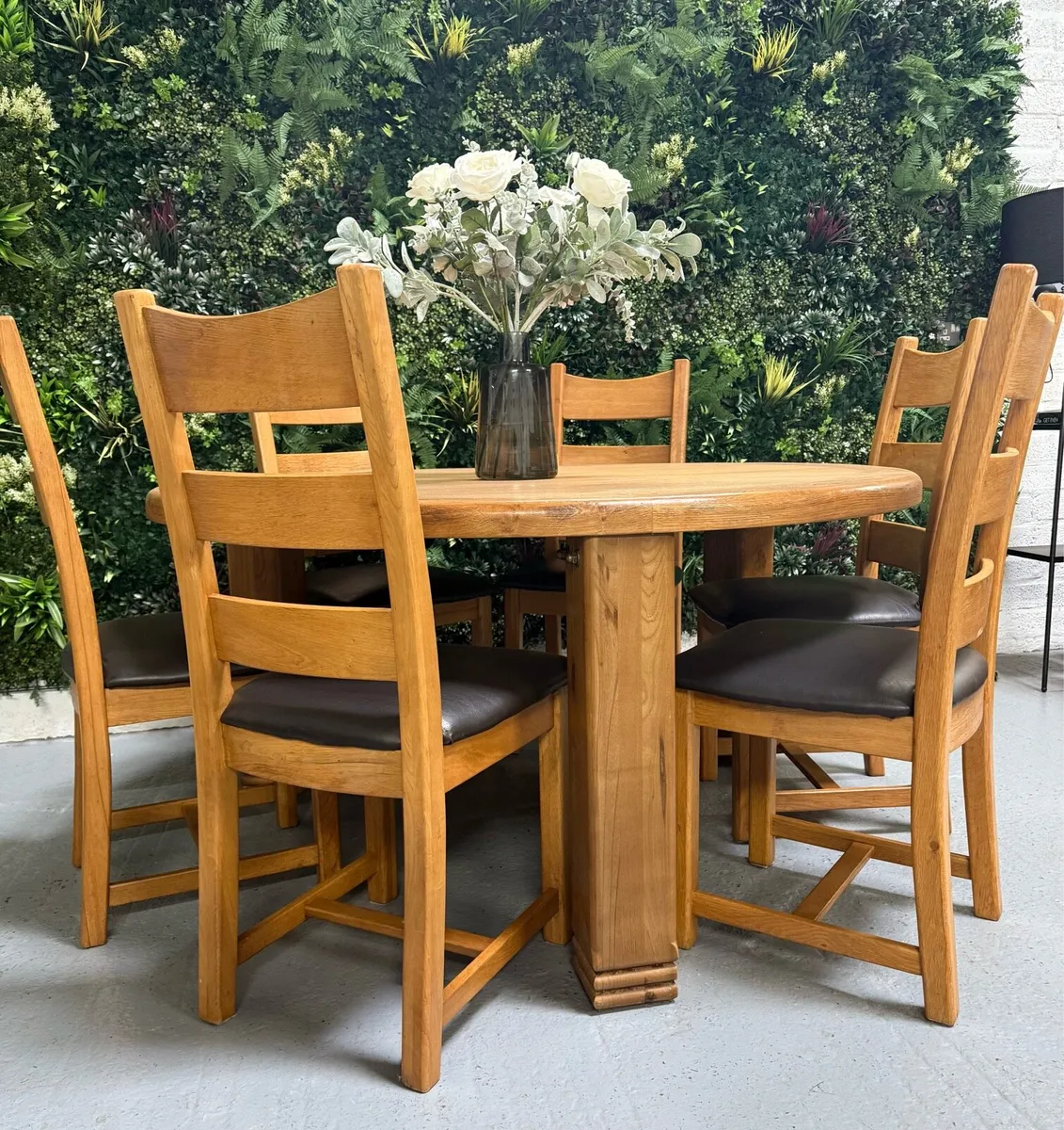 Oak kitchen table & 6 chairs - Image 1