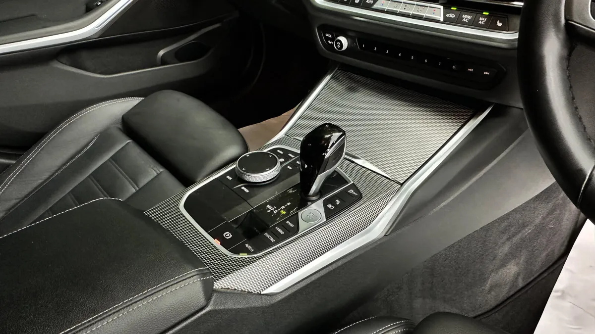 2020 (202)  BMW 330e M-SPORT 290BHP - Image 4