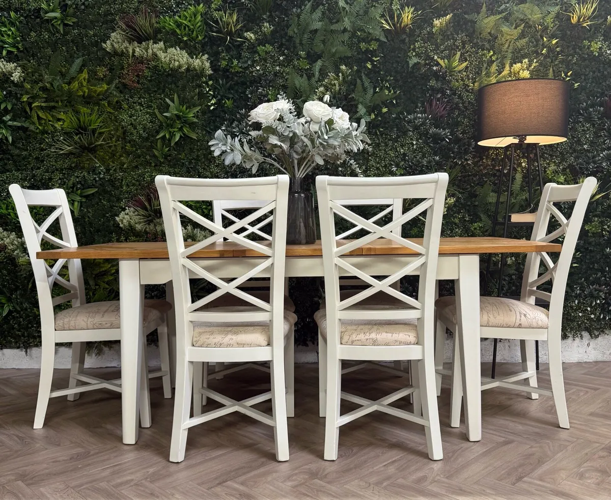 Extending oak kitchen table & 6 chairs - Image 1