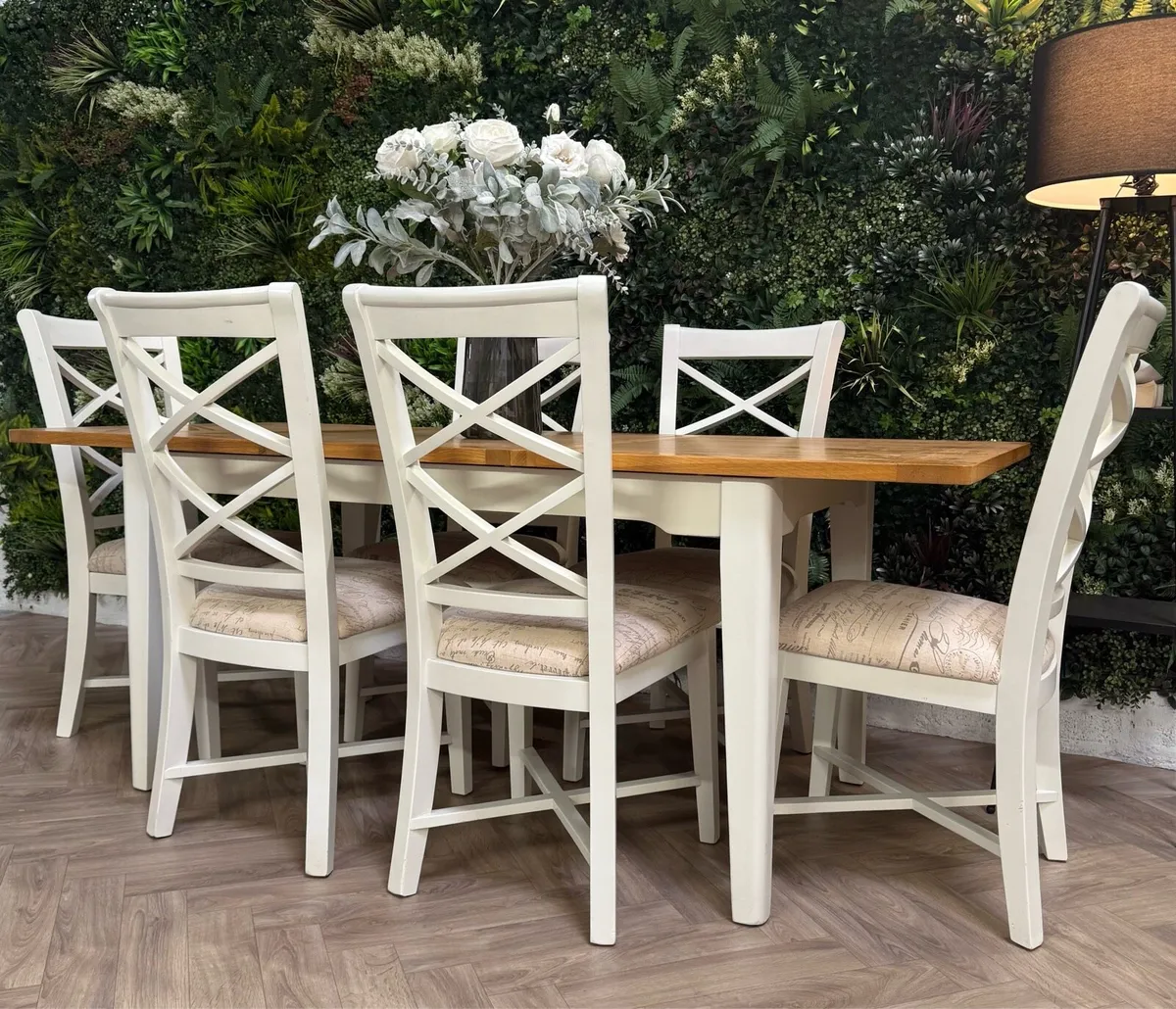 Extending oak kitchen table & 6 chairs - Image 2