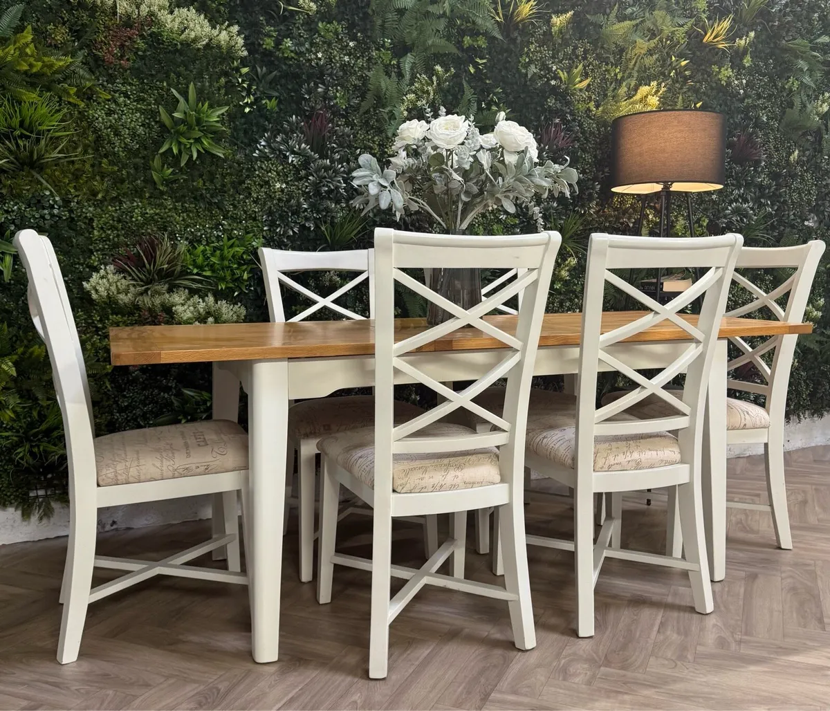 Extending oak kitchen table & 6 chairs - Image 3