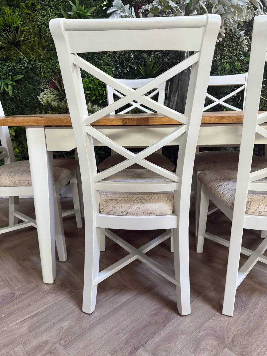 Extending oak kitchen table & 6 chairs - Image 4