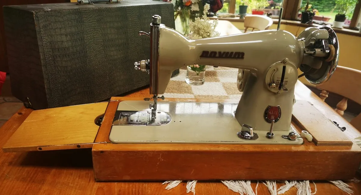 Sewing machine - Image 1