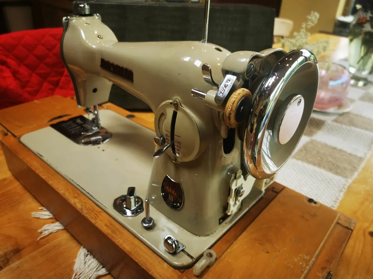 Sewing machine - Image 2