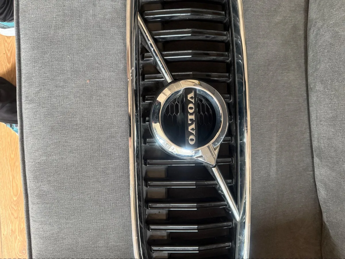 Volvo V40 front grille - Image 1
