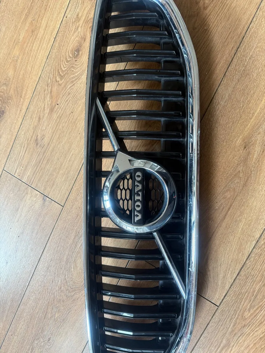 Volvo V40 front grille - Image 2