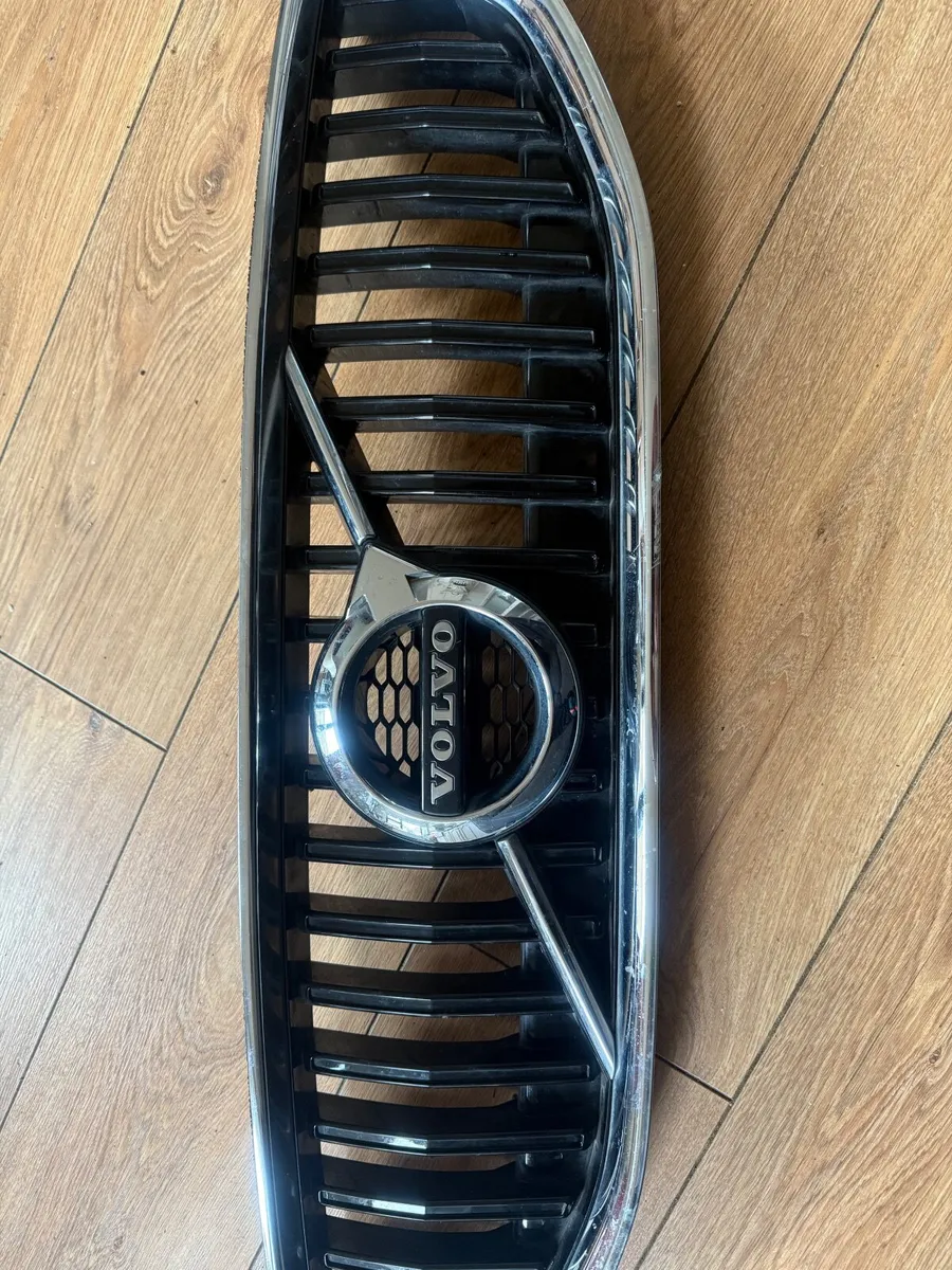 Volvo V40 front grille - Image 3