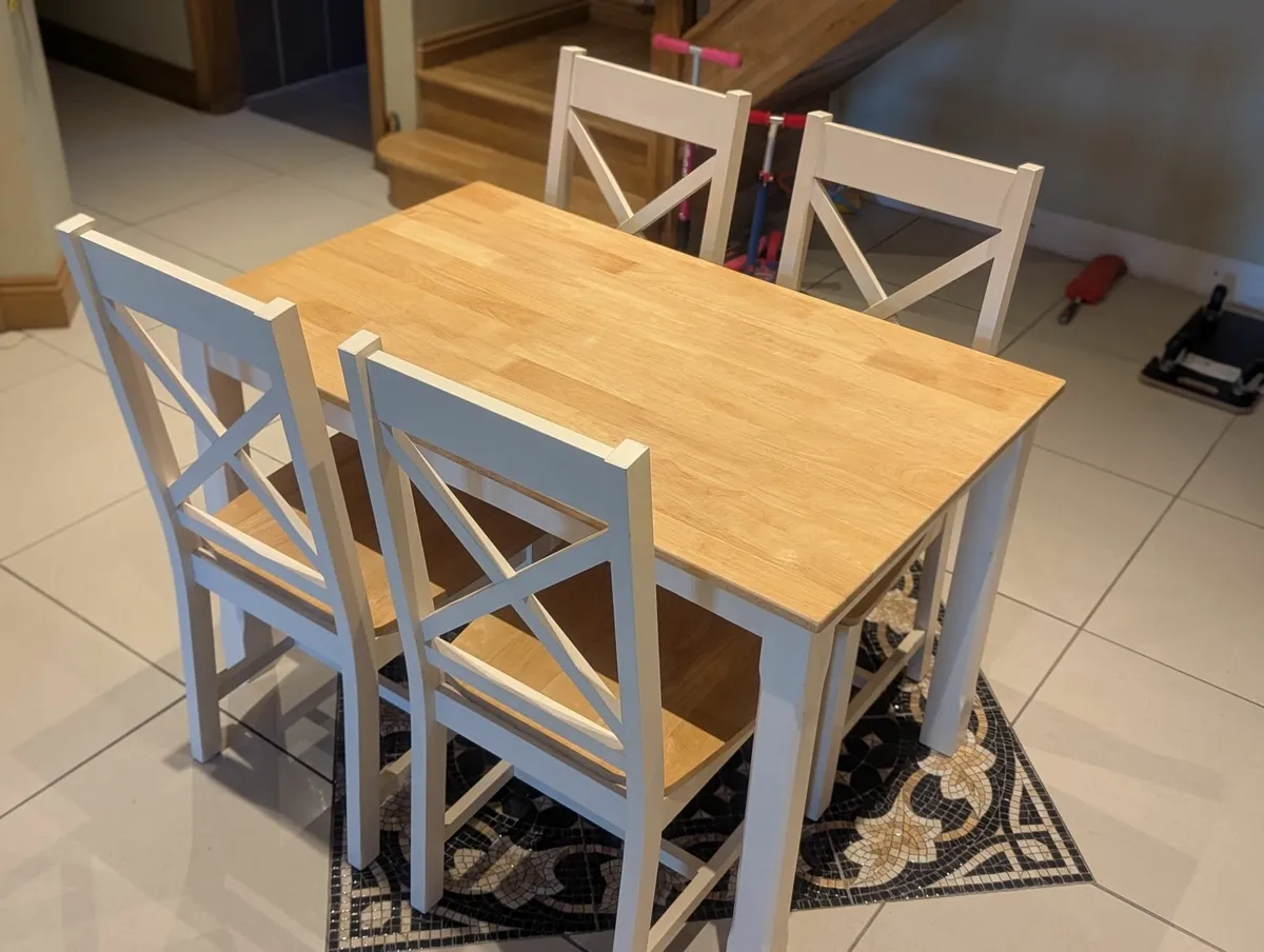 Table and chairs - Image 1