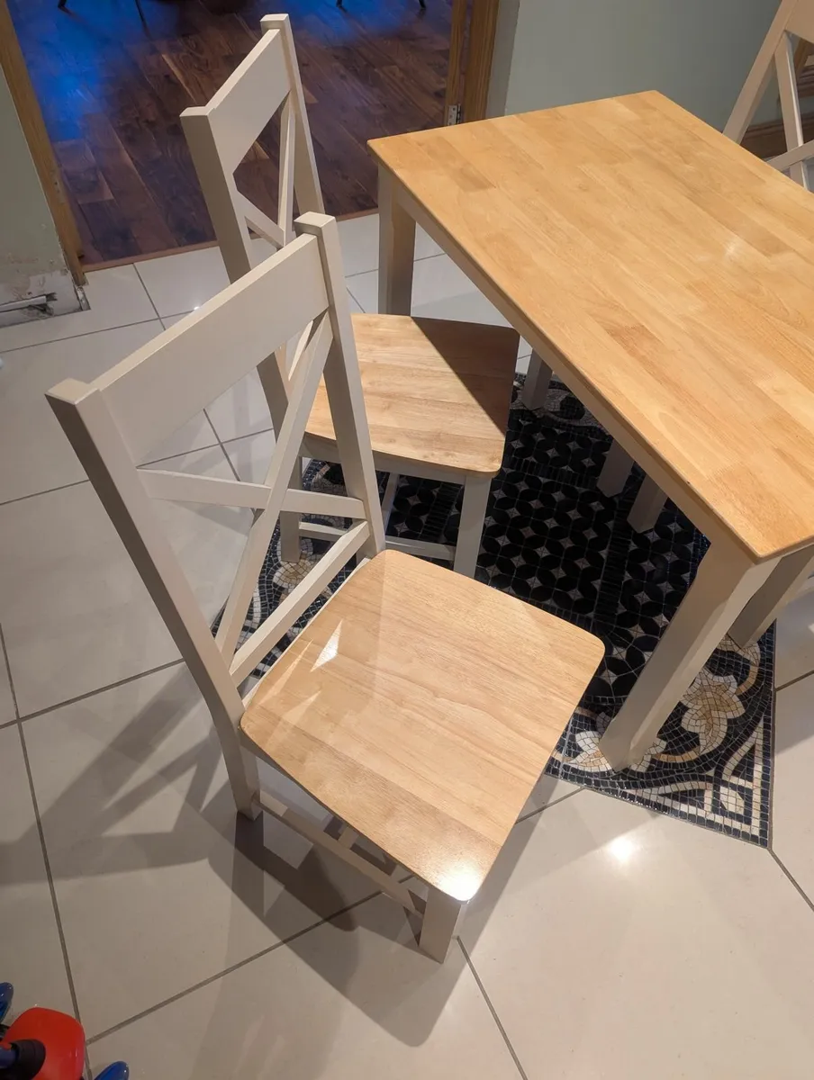 Table and chairs - Image 2