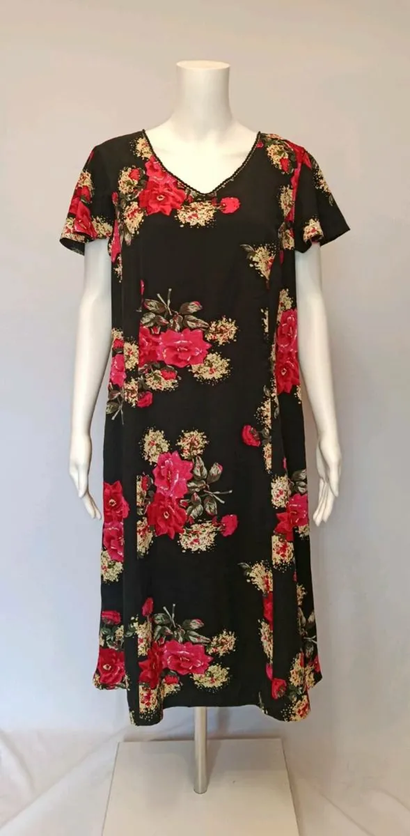 Black dress with red roses - Image 1