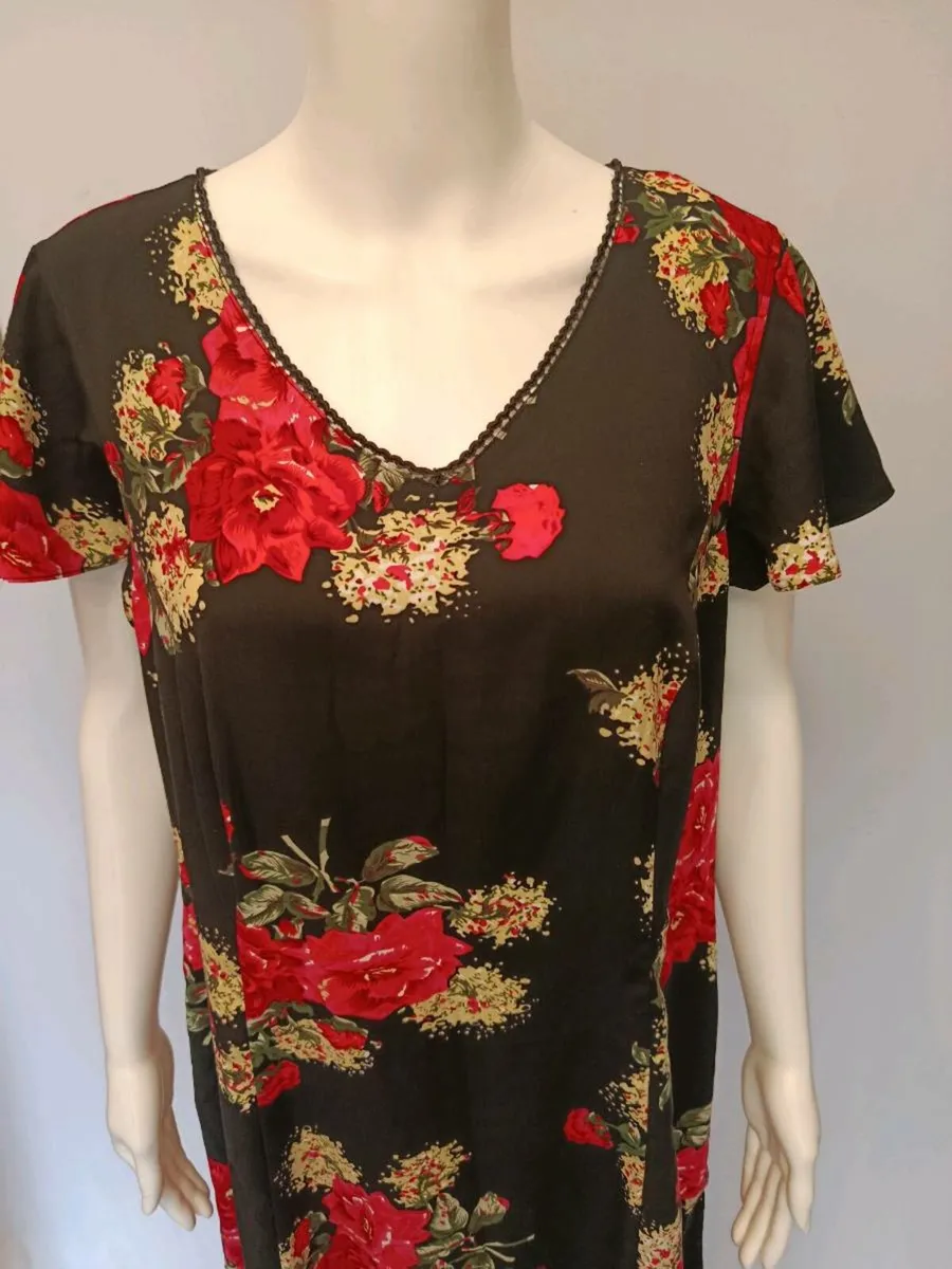 Black dress with red roses - Image 2