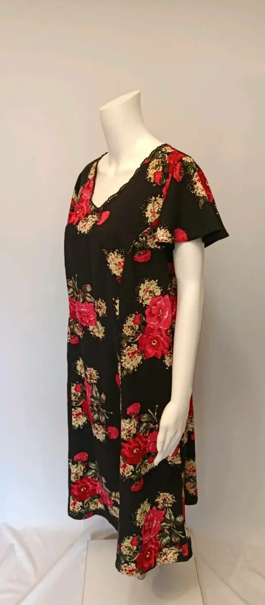 Black dress with red roses - Image 3