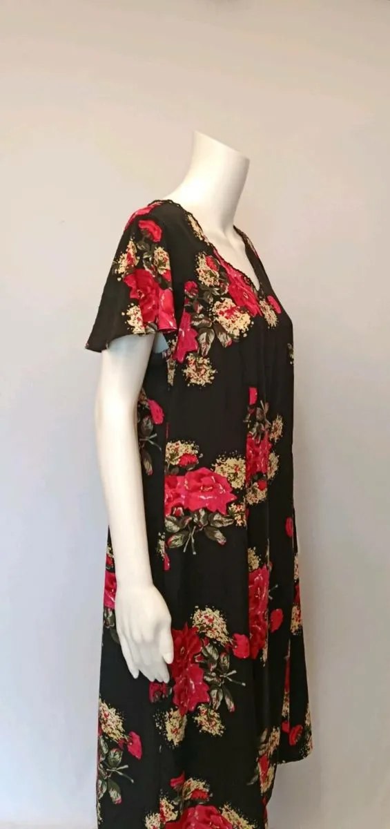 Black dress with red roses - Image 4