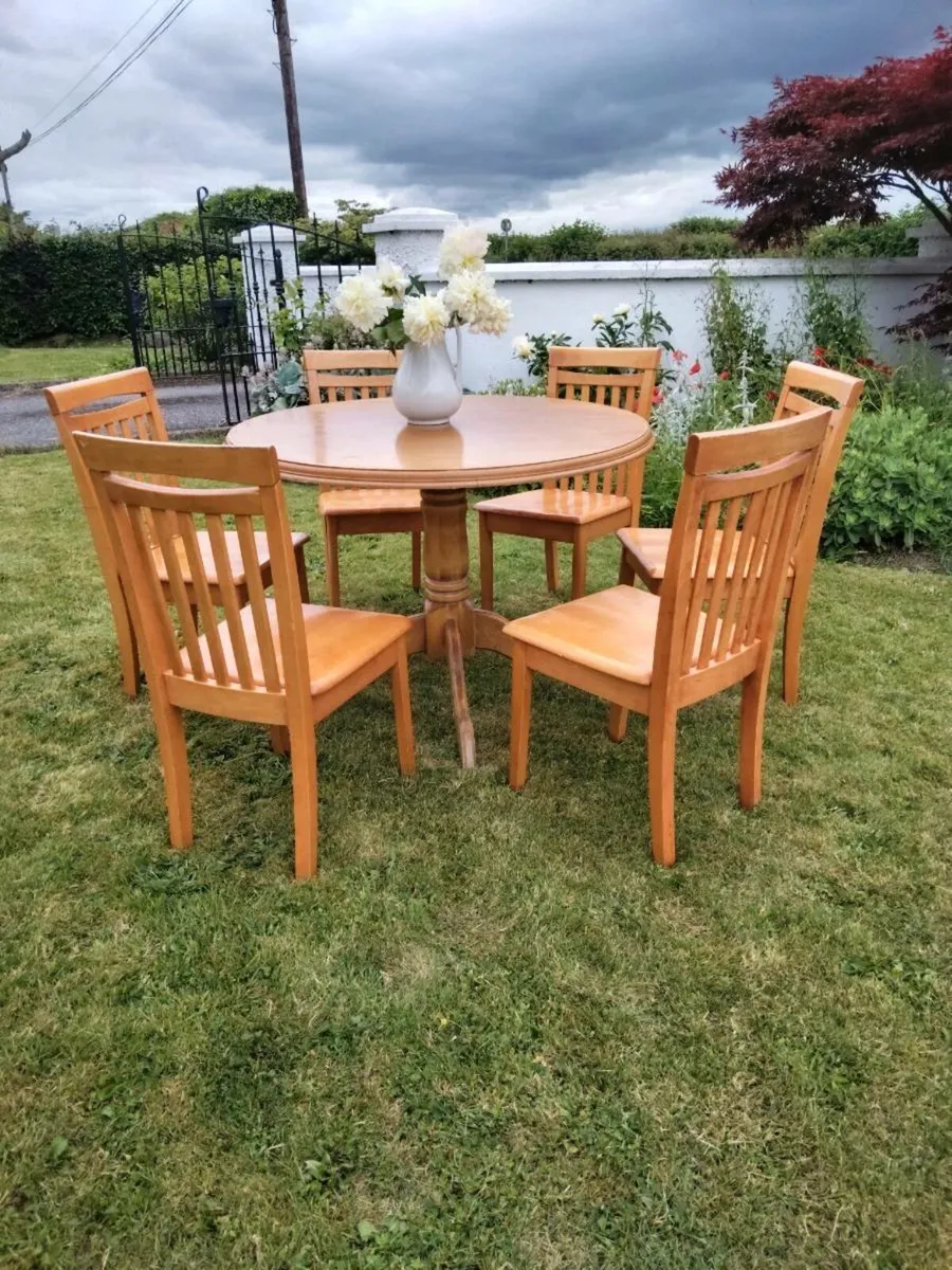 Circular Table and chairs - Image 1