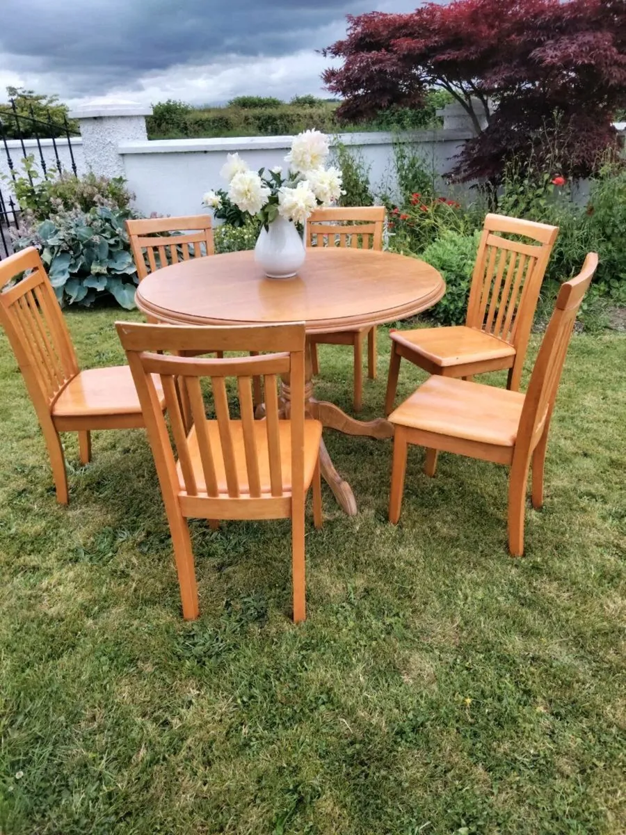 Circular Table and chairs - Image 2
