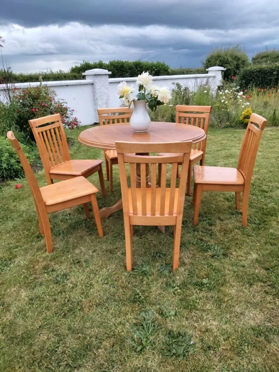 Circular Table and chairs - Image 3