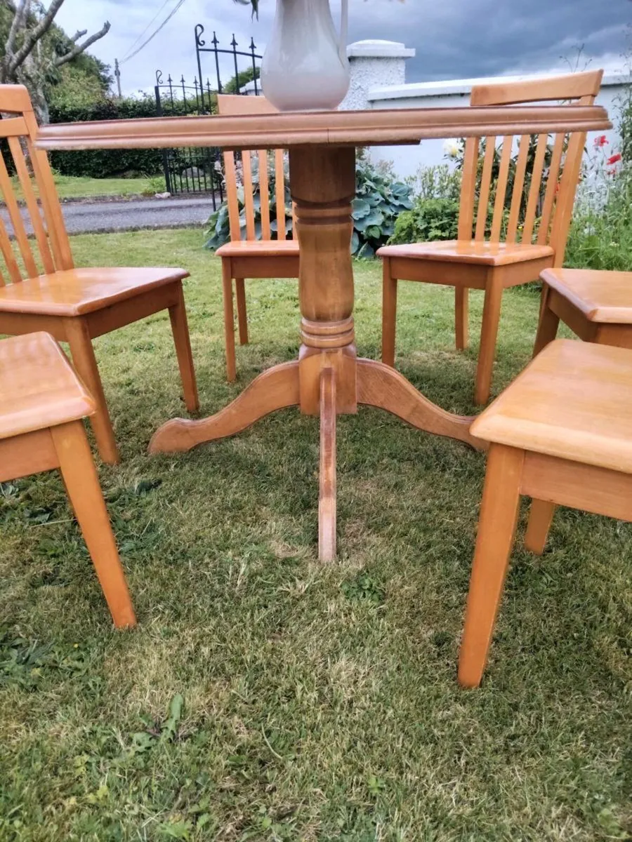 Circular Table and chairs - Image 4