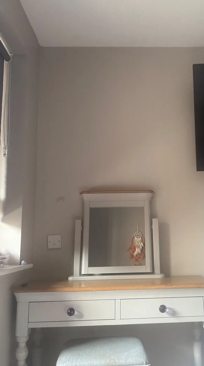 Vanity table - Image 1