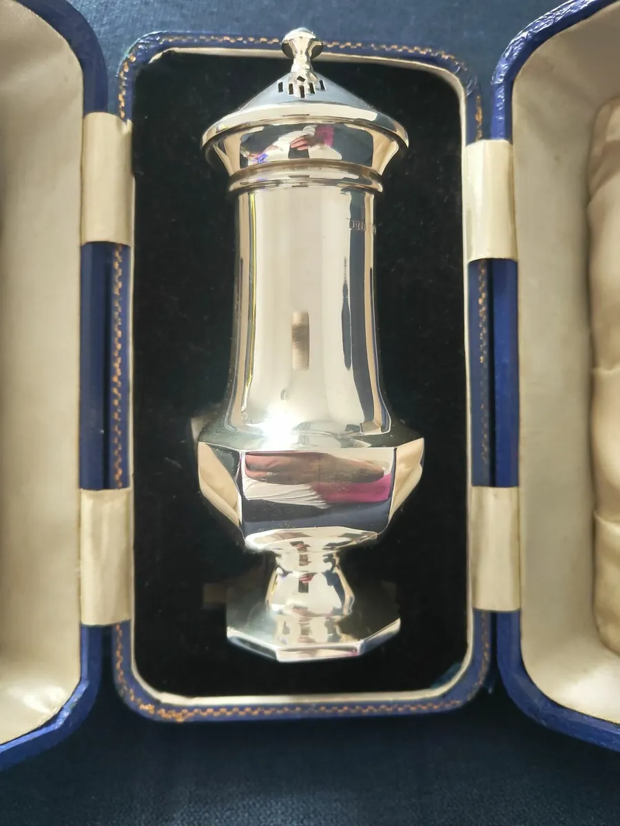 Art deco 1914  sterling silver Sugar Shaker - Image 1