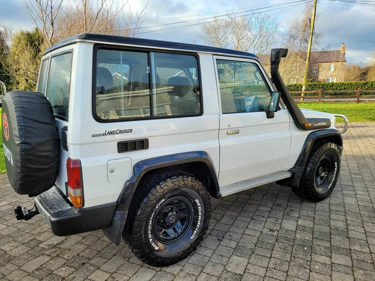 Toyota Land Cruiser LJ70 1990 - Image 2