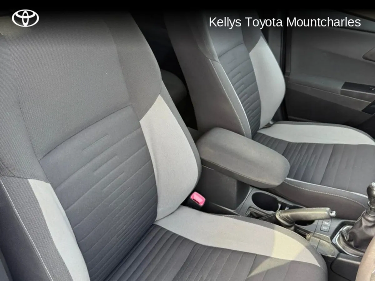 Toyota Auris 1.6 D-4d 110 Business E Edition 5DR - Image 2
