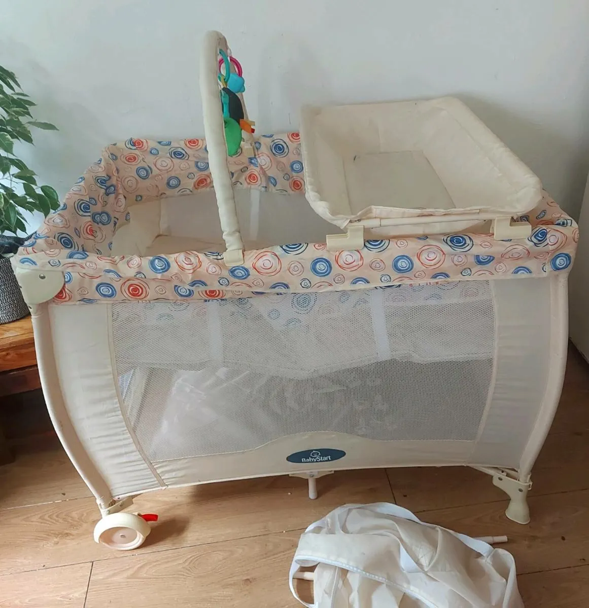 Babystart travel cot with top changer - Image 2