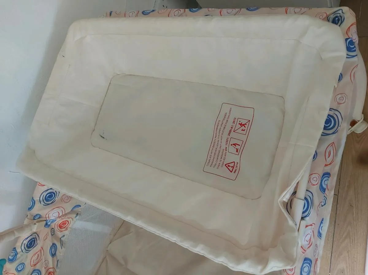 Babystart travel cot with top changer - Image 4