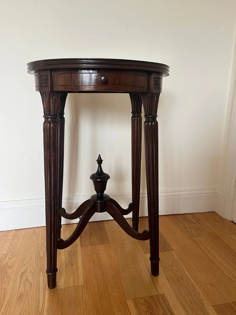 Elegant vintage Mahogany side table - Image 1