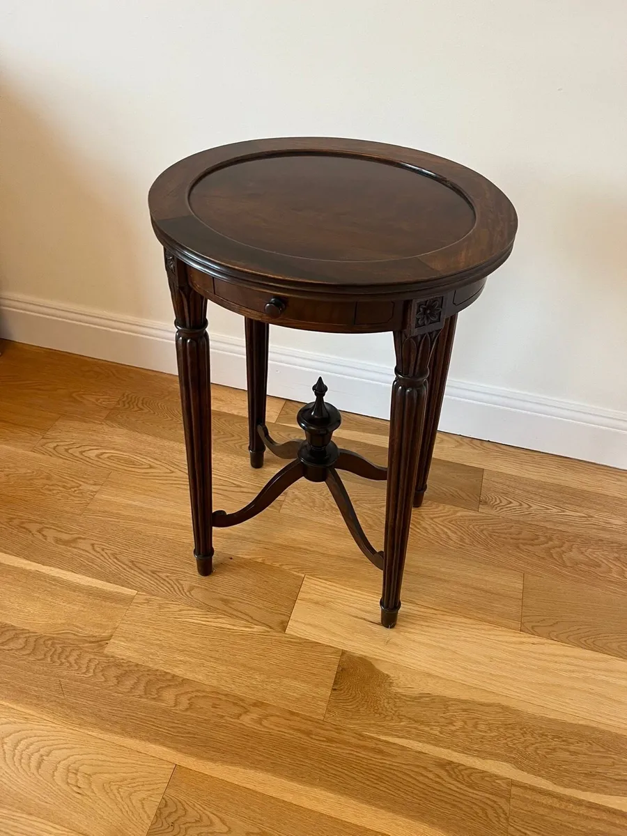 Elegant vintage Mahogany side table - Image 2