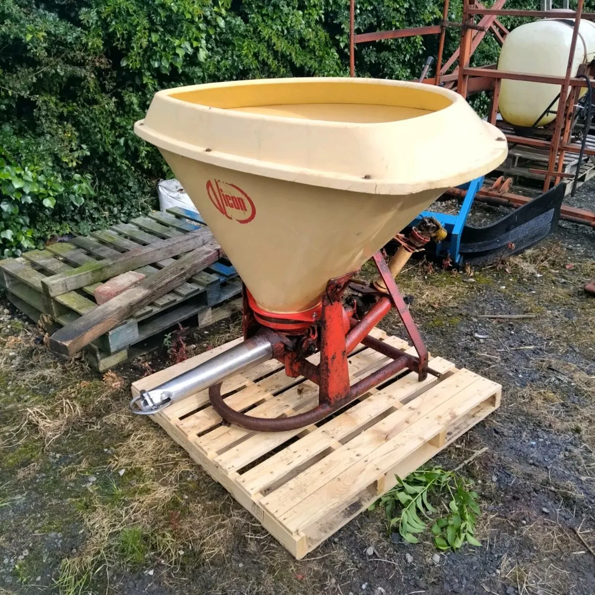 Vicon wagtail fertiliser sower - Image 2