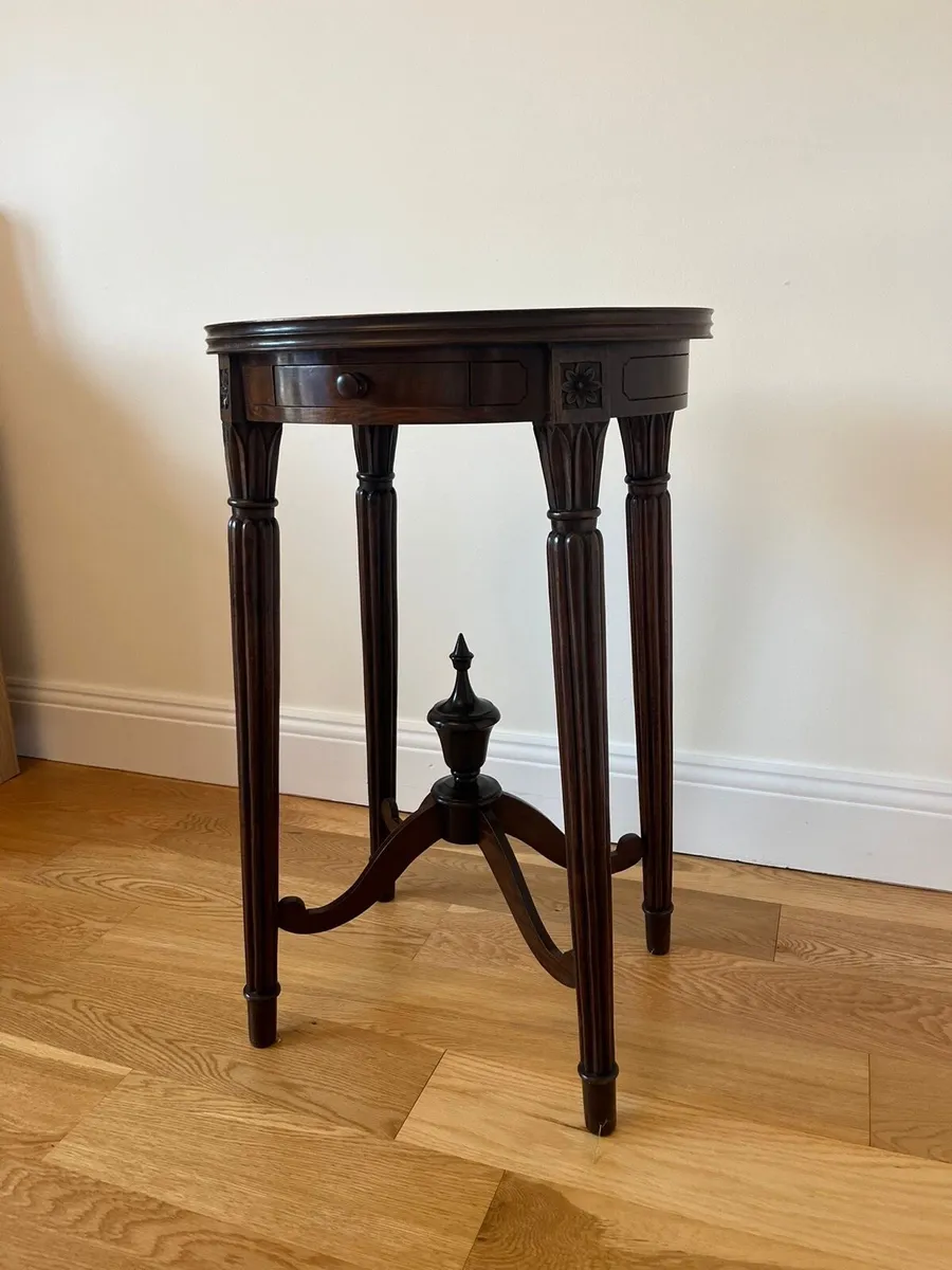 Elegant vintage Mahogany side table - Image 4