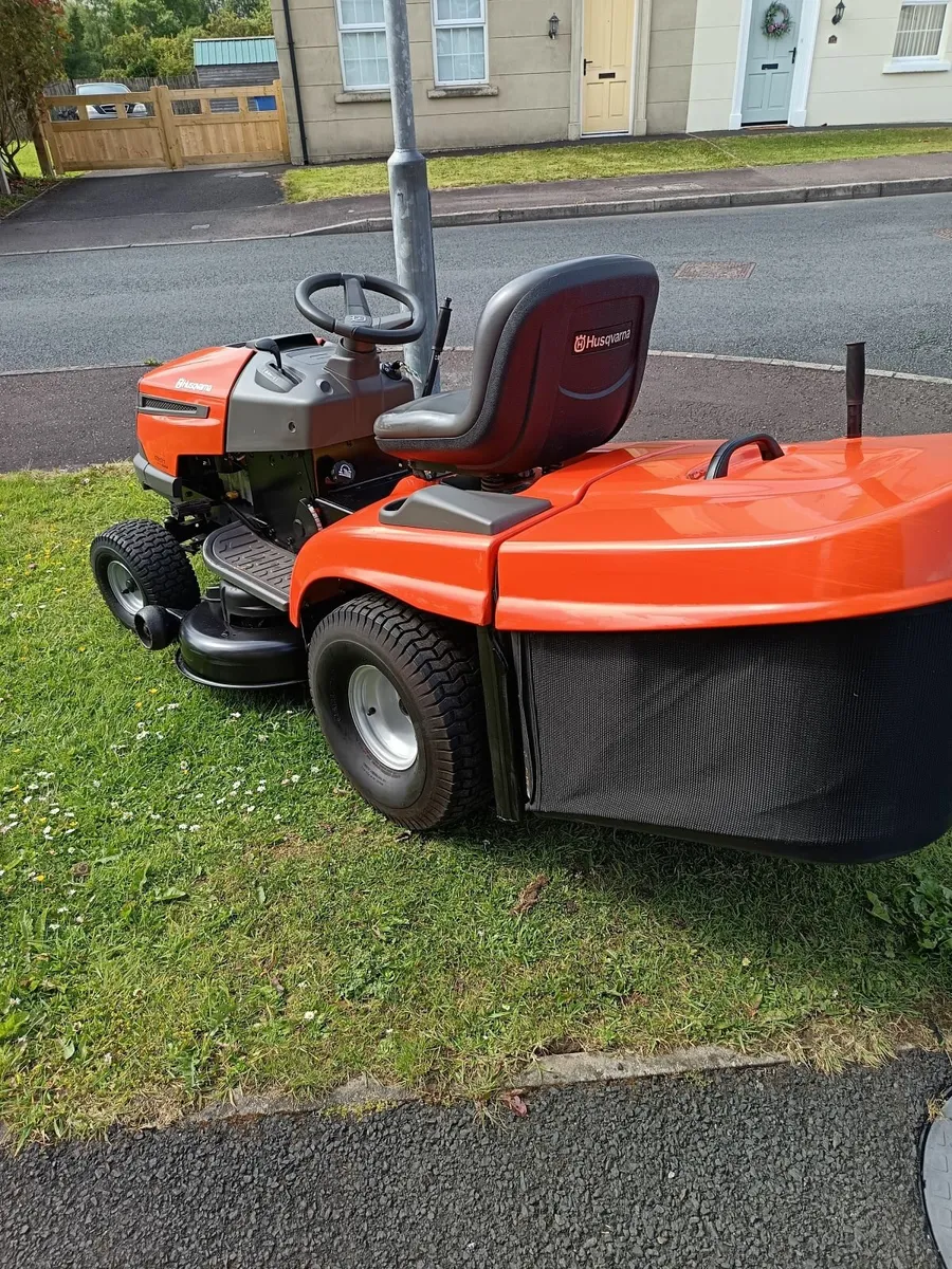 Husqvarna petrol ride on lawnmower - Image 3