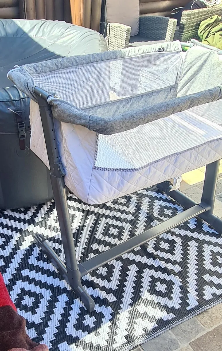 Babylo Cozi Sleeper  Like New Condition - Image 2