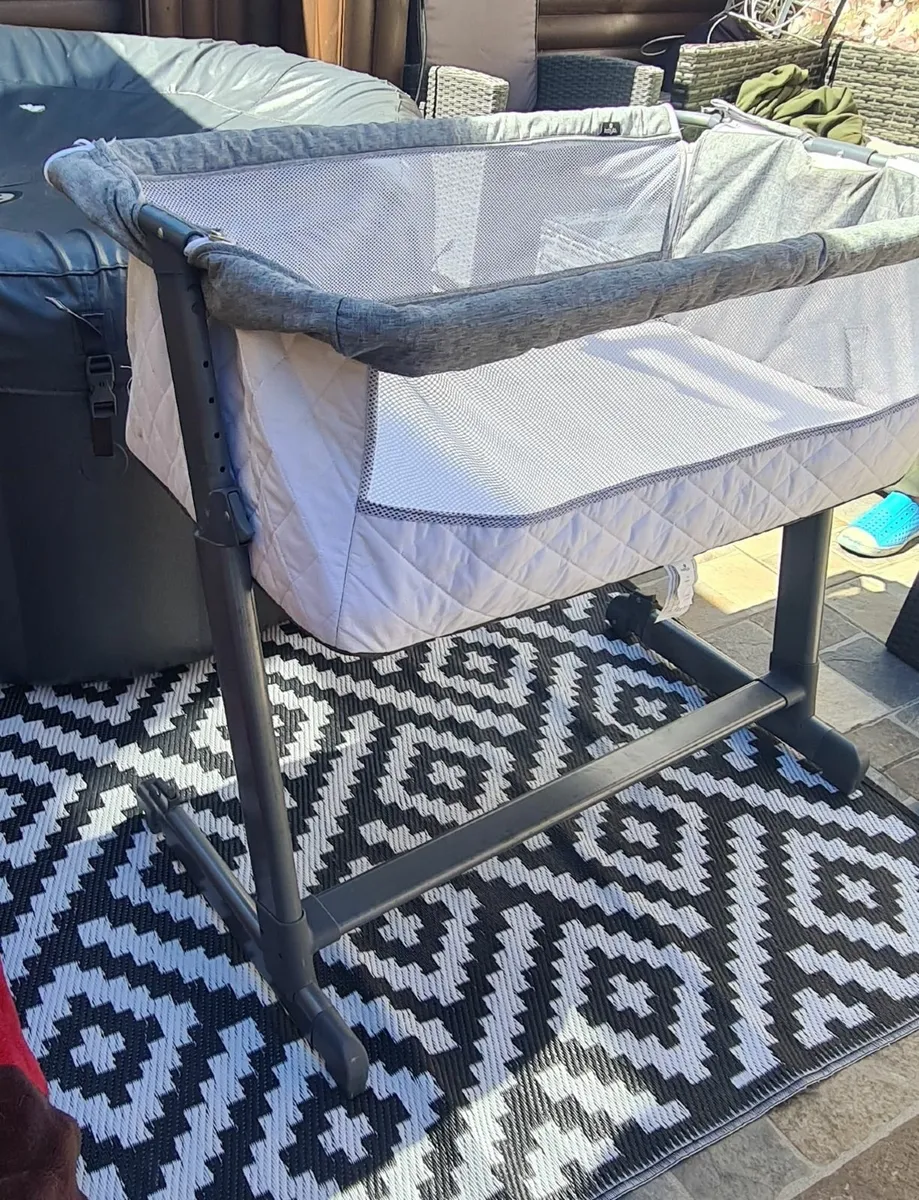 Babylo Cozi Sleeper  Like New Condition - Image 3