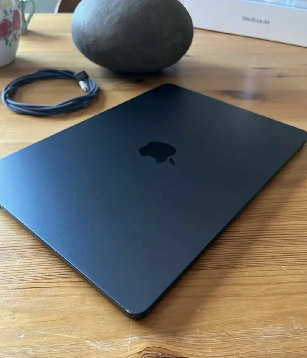 Apple MacBook Air 13.6-inch - Image 1