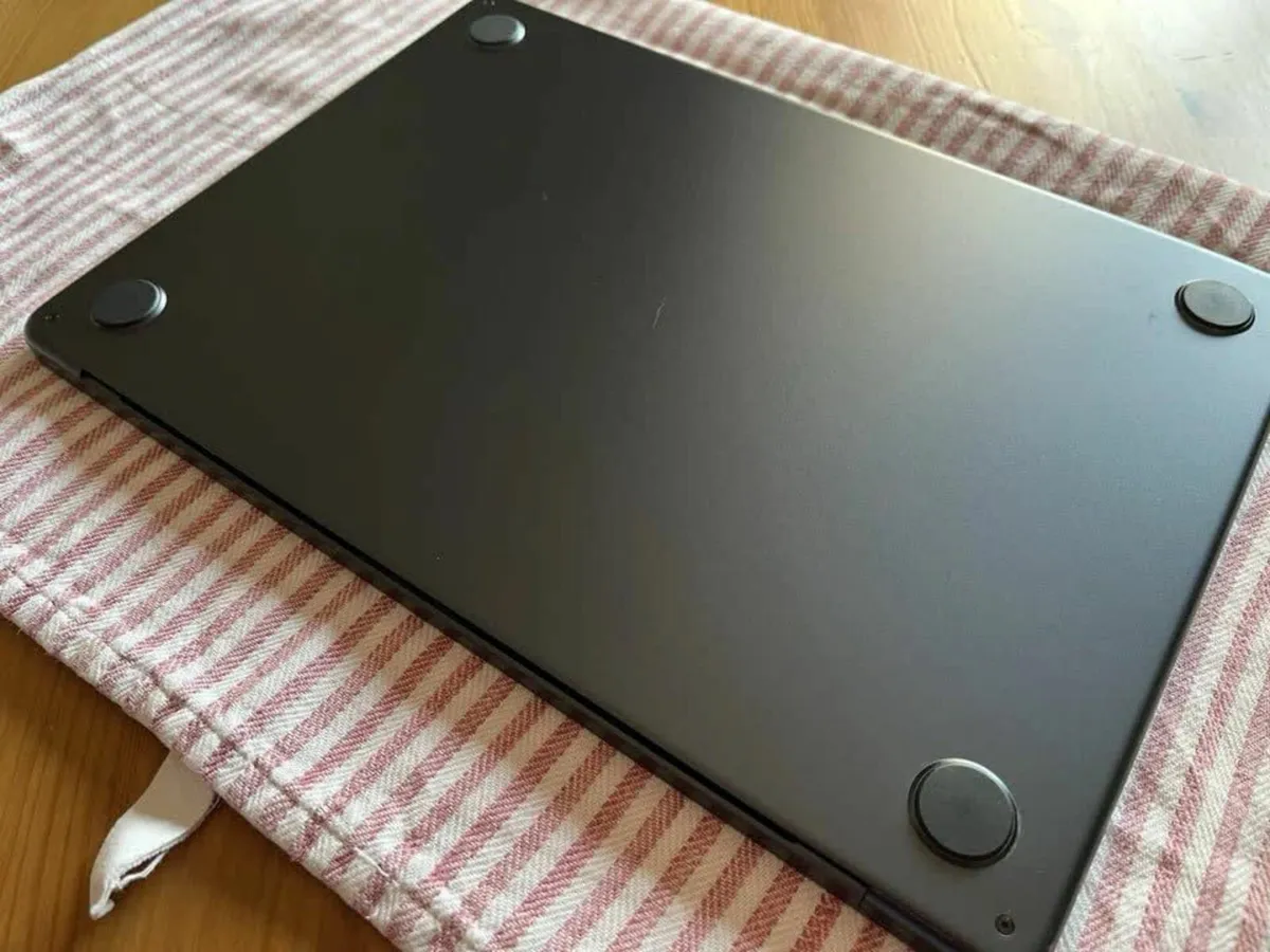 Apple MacBook Air 13.6-inch - Image 2