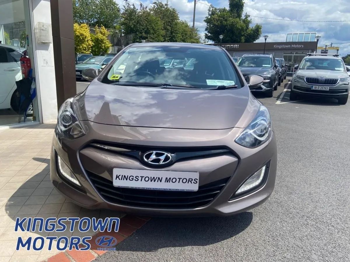 Hyundai i30 1.6 DSL Deluxe 4DR - Image 2