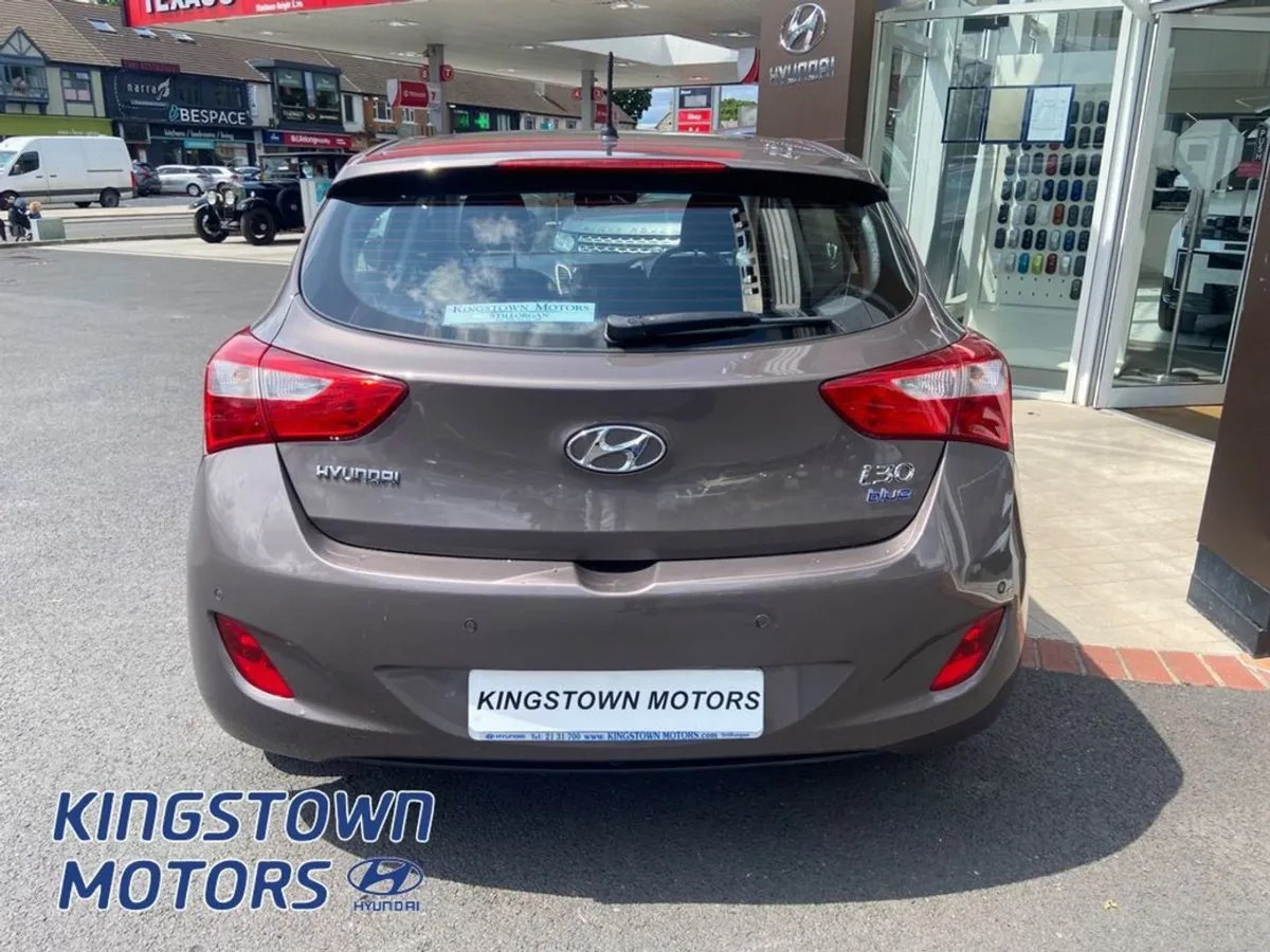 Hyundai i30 1.6 DSL Deluxe 4DR - Image 4
