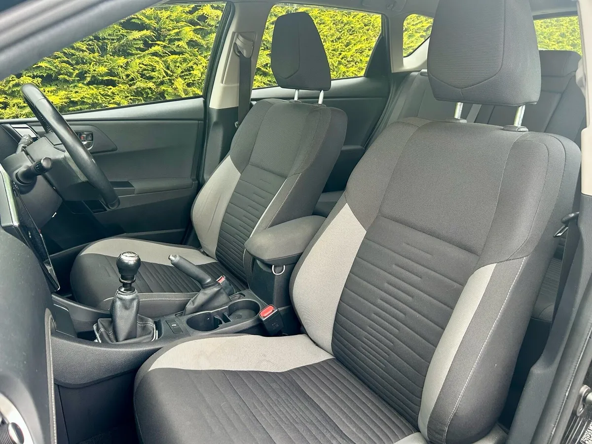 Toyota Auris D4D (1 Owner) - Image 4