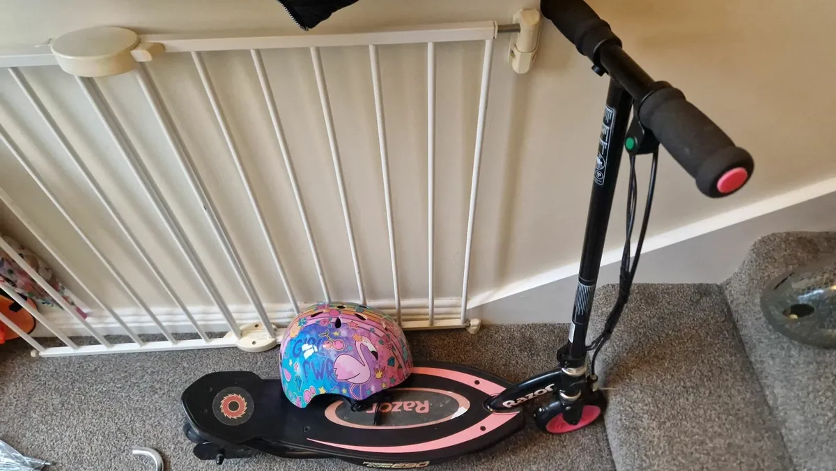Razor Kid Power Core E90 Electric Scooter & helmet - Image 1
