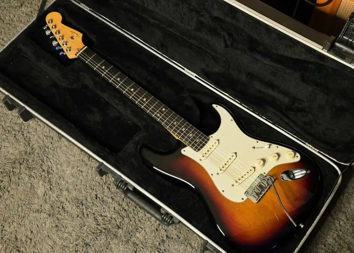 Fender American Deluxe Stratocaster 2015 - Image 3