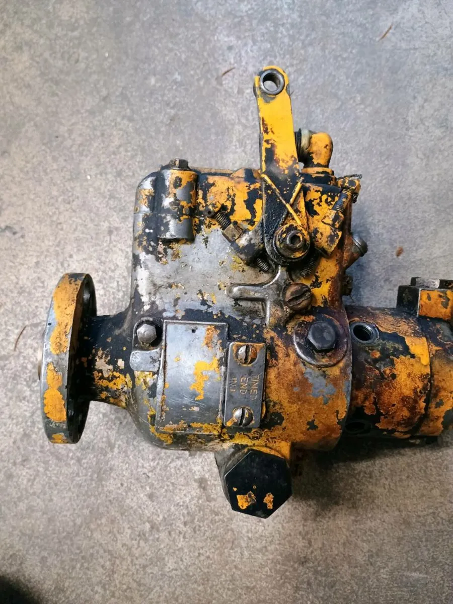 Case 580 digger injector pump - Image 2