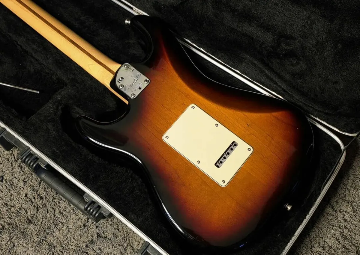 Fender American Deluxe Stratocaster 2015 - Image 2