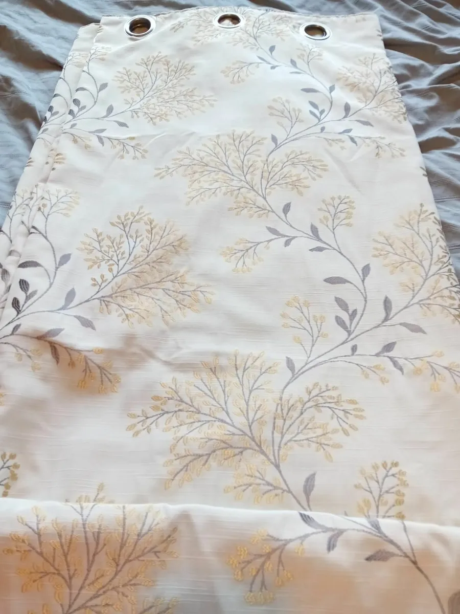 Curtains - Image 3