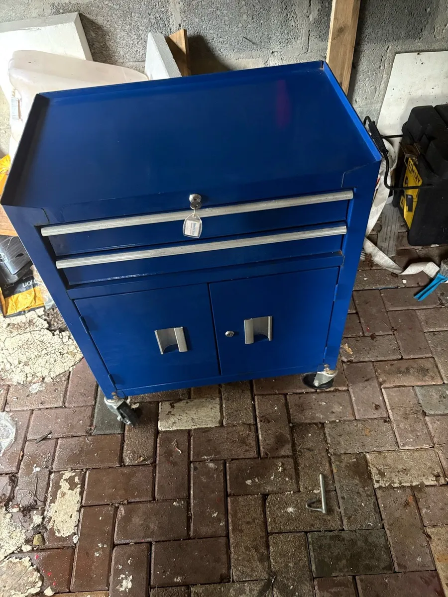 Tool box with wheels - Image 1