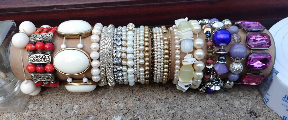 LOTS OF BRACELETS (USED). - Image 2