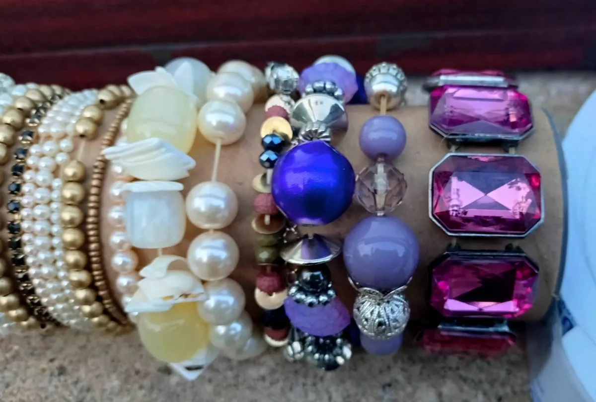 LOTS OF BRACELETS (USED). - Image 3